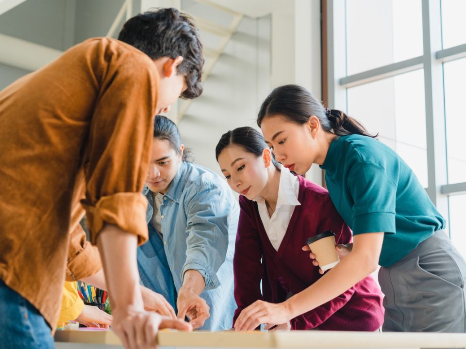 Asian businessmen and businesswomen meeting brainstorming ideas