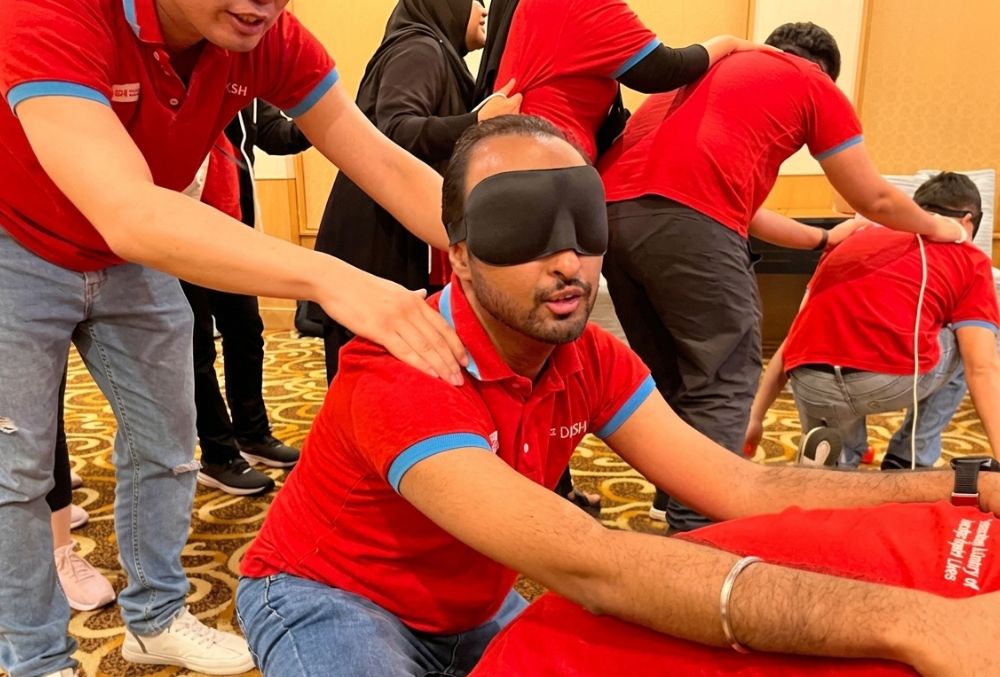 Blind fold obstacle challenge in Amazing Race team building programme